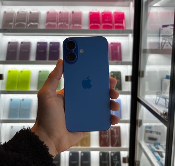 iPhone 16 Ultramarine Blue